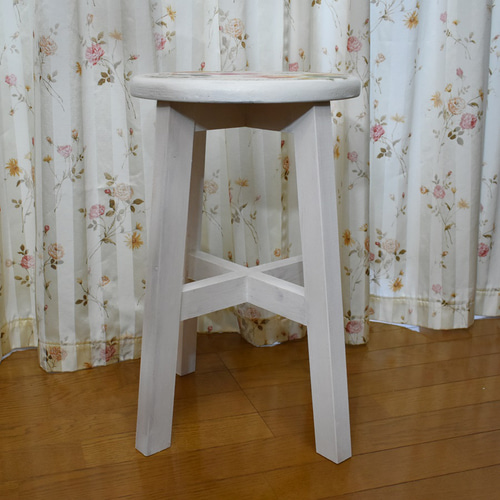 ミルクペインの白にローズが映えるシャビーシックなスツール 椅子