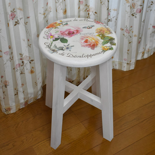 ミルクペインの白にローズが映えるシャビーシックなスツール 椅子
