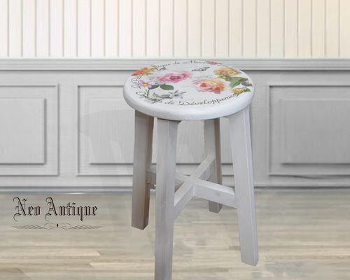 ミルクペインの白にローズが映えるシャビーシックなスツール 椅子