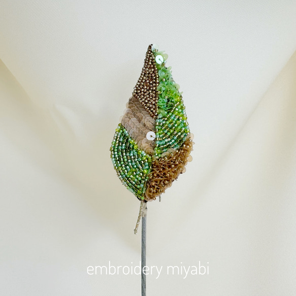 送料無料葉っぱのビーズ刺繍ブローチ グリーン (リュネビル刺繍