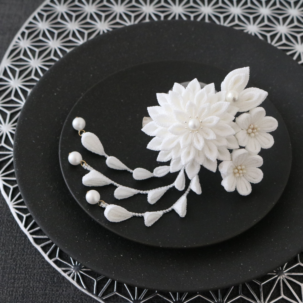 ホワイト【awayuki】クリップ付きかんざし ★ つまみ細工