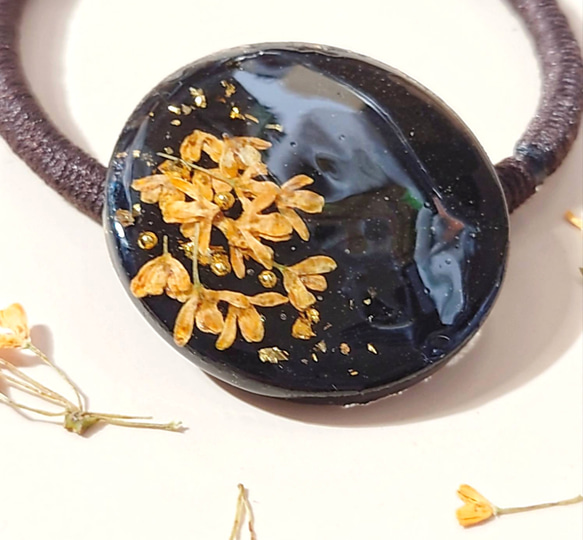 季節限定!　漆黒に咲く金木犀…✥　レジンのヘアゴム　 4枚目の画像