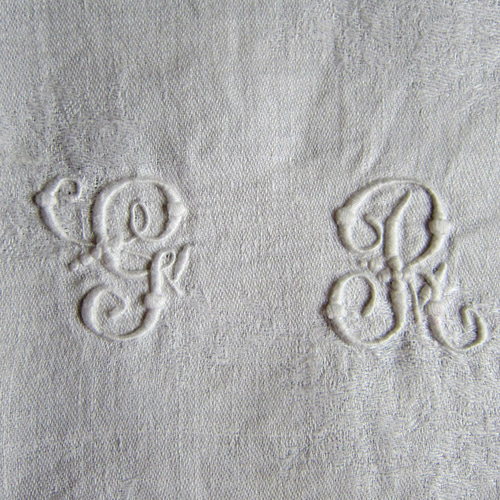 アンティークフランス ピケ風モチーフダマスク織❖ 赤糸刺繍花型