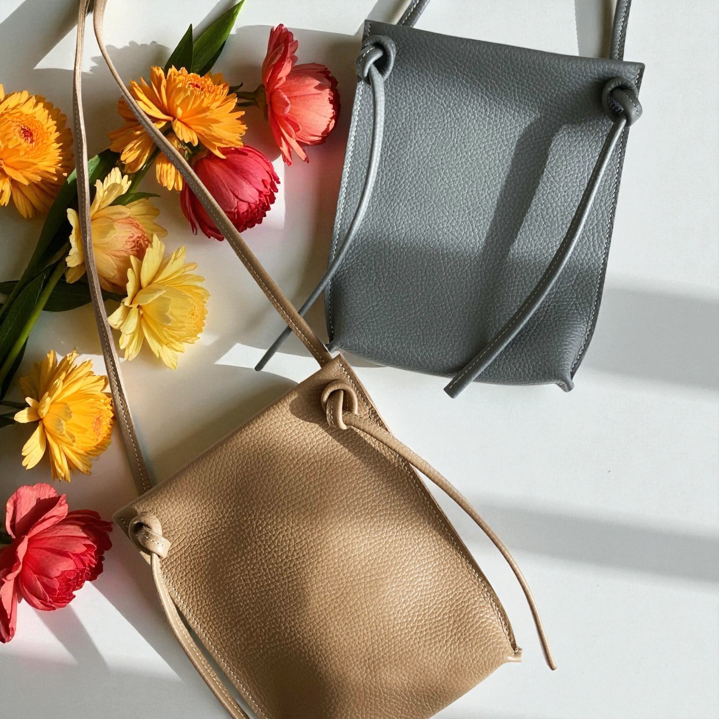 肉厚で柔らかい牛革ポシェット　黒　シルバー　ベージュ　　本革　レザー　イタリアレザー