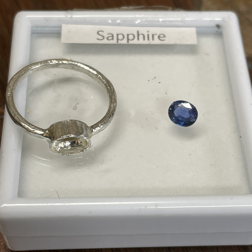 ブルーサファイア オーバルカット 0.774ct ミル打ち留め シルバーSV925