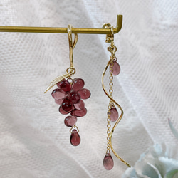 【両耳用】Grape asymmetric earrings／チェコビーズの葡萄イヤーカフセットピアスイヤリング♡ 10枚目の画像