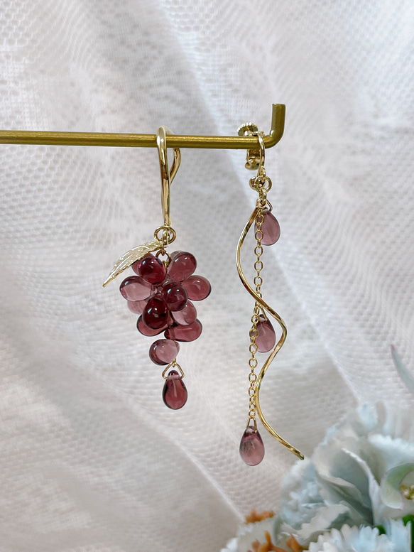 【両耳用】Grape asymmetric earrings／チェコビーズの葡萄イヤーカフセットピアスイヤリング♡ 10枚目の画像