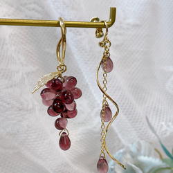 【両耳用】Grape asymmetric earrings／チェコビーズの葡萄イヤーカフセットピアスイヤリング♡ 12枚目の画像