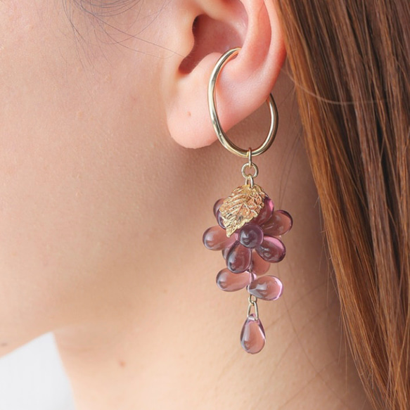 【両耳用】Grape asymmetric earrings／チェコビーズの葡萄イヤーカフセットピアスイヤリング♡ 4枚目の画像