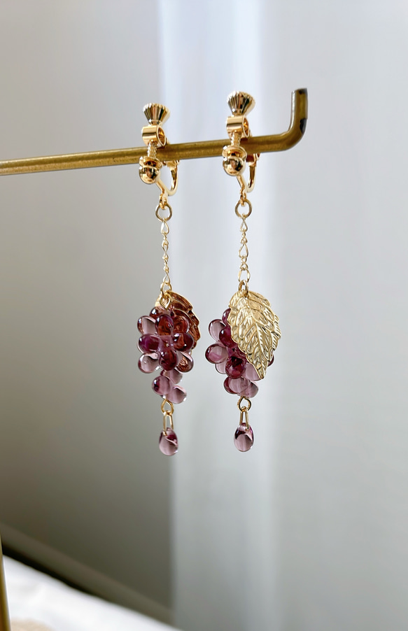 ガラスの葡萄ピアスイヤリング 揺れる小さめ葡萄 チェコガラスビーズ