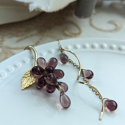 【両耳用】Grape asymmetric earrings／チェコビーズの葡萄イヤーカフセットピアスイヤリング♡ 1枚目の画像