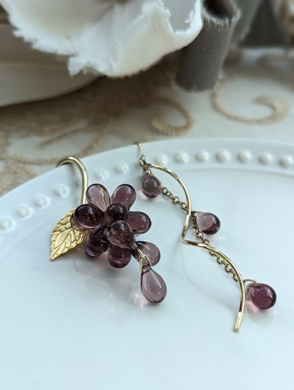 【両耳用】Grape asymmetric earrings／チェコビーズの葡萄イヤーカフセットピアスイヤリング♡ 1枚目の画像