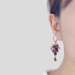 【両耳用】Grape asymmetric earrings／チェコビーズの葡萄イヤーカフセットピアスイヤリング♡ 8枚目の画像