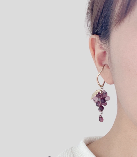 【両耳用】Grape asymmetric earrings／チェコビーズの葡萄イヤーカフセットピアスイヤリング♡ 8枚目の画像