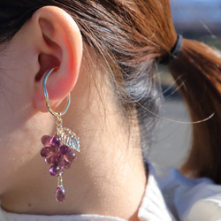 【両耳用】Grape asymmetric earrings／チェコビーズの葡萄イヤーカフセットピアスイヤリング♡ 14枚目の画像