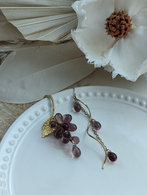 【両耳用】Grape asymmetric earrings／チェコビーズの葡萄イヤーカフセットピアスイヤリング♡ 16枚目の画像