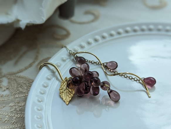 【両耳用】Grape asymmetric earrings／チェコビーズの葡萄イヤーカフセットピアスイヤリング♡ 2枚目の画像