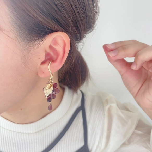 【両耳用】Grape asymmetric earrings／チェコビーズの葡萄イヤーカフセットピアスイヤリング♡ 9枚目の画像