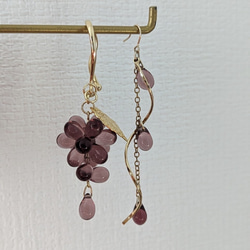 【両耳用】Grape asymmetric earrings／チェコビーズの葡萄イヤーカフセットピアスイヤリング♡ 3枚目の画像