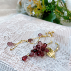 【両耳用】Grape asymmetric earrings／チェコビーズの葡萄イヤーカフセットピアスイヤリング♡ 7枚目の画像