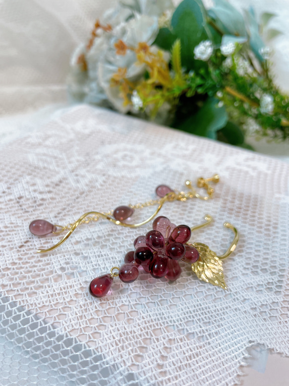 【両耳用】Grape asymmetric earrings／チェコビーズの葡萄イヤーカフセットピアスイヤリング♡ 7枚目の画像