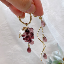 【両耳用】Grape asymmetric earrings／チェコビーズの葡萄イヤーカフセットピアスイヤリング♡ 6枚目の画像