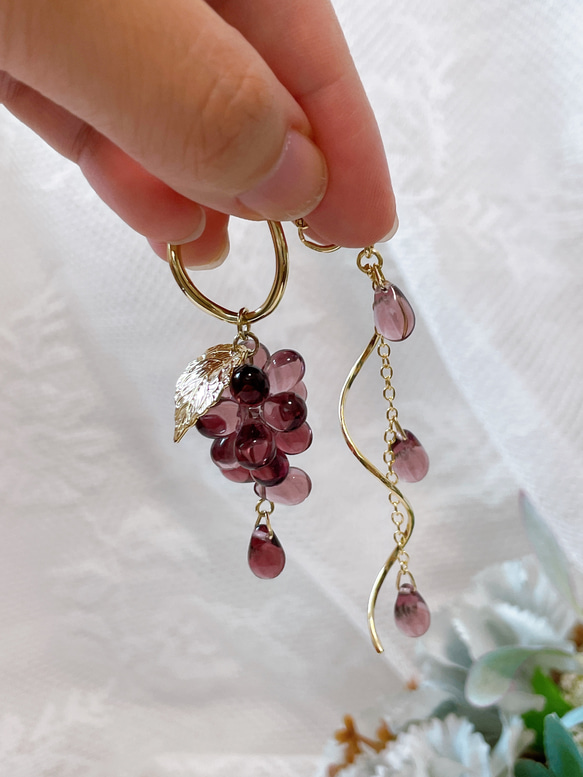 【両耳用】Grape asymmetric earrings／チェコビーズの葡萄イヤーカフセットピアスイヤリング♡ 6枚目の画像