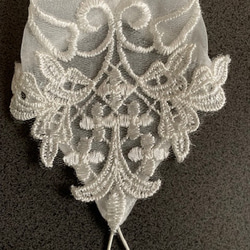 ウエディングドレスデザイナーが作製した、アラベスク模様が美しいオフ白ロングフィンガーレスグローブです。 5枚目の画像