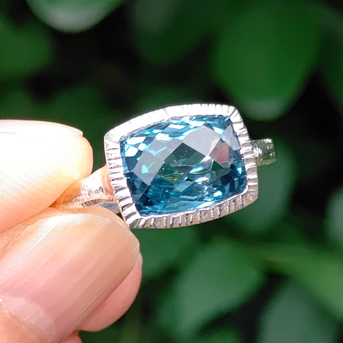 ロンドンブルートパーズ ダークブルーのきらめき 4.95ct