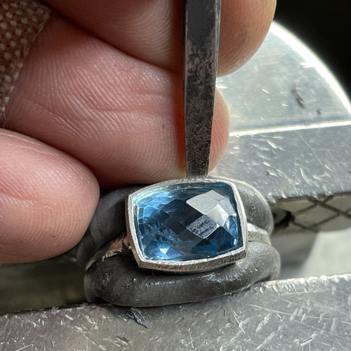 ロンドンブルートパーズ ダークブルーのきらめき 4.95ct