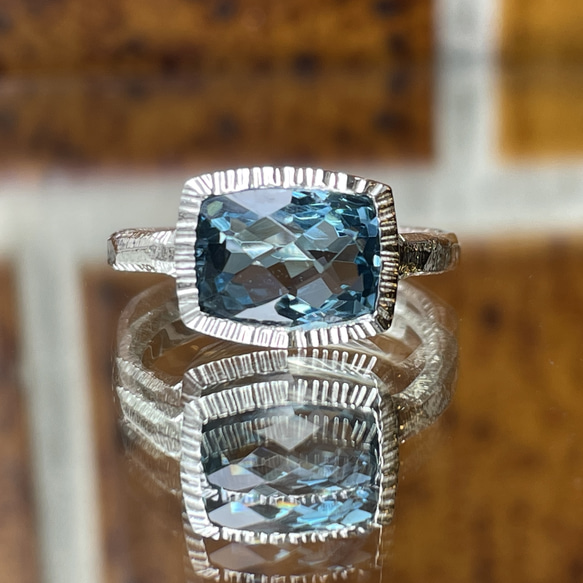 ロンドンブルートパーズ ダークブルーのきらめき 4.95ct
