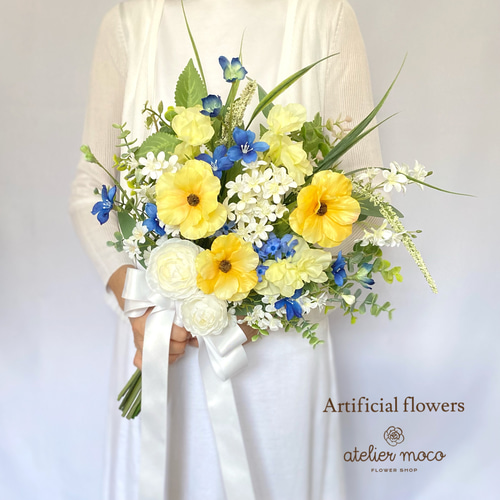 ラナンキュラスとデルフィニウムのクラッチブーケ（アーティフィシャル