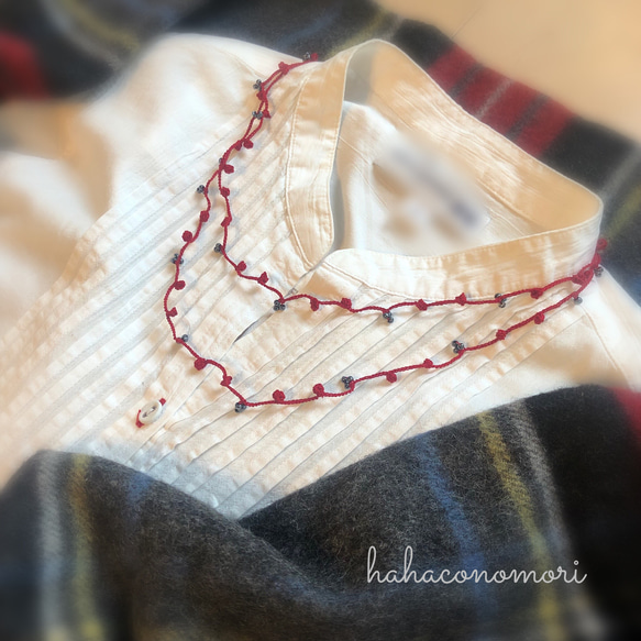 極細レース糸♡黒ビーズ付 手編みのネックレス  赤 2枚目の画像