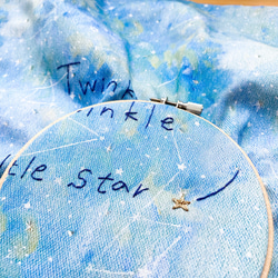 やさしい色のトートバッグ　絵の具で描いたオリジナル生地　星月夜　ことばの刺繍入り 7枚目の画像