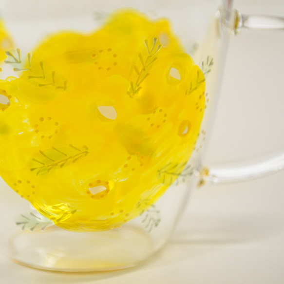 ガラスの耐熱マグカップ ミモザ 2枚目の画像