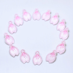 桜の花びら 刺しゅうチャーム　アクセサリー用カン穴付き　14枚セット 1枚目の画像