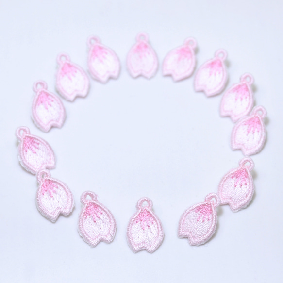 桜の花びら 刺しゅうチャーム　アクセサリー用カン穴付き　14枚セット 1枚目の画像