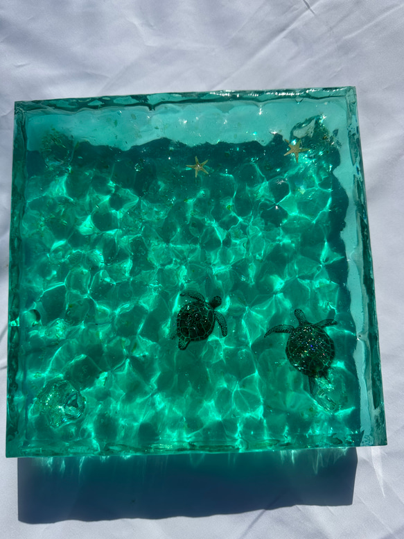 新作！インテリアアートトレイ　水紋のエメラルドグリーンの海とカメ　15×15cm 7枚目の画像