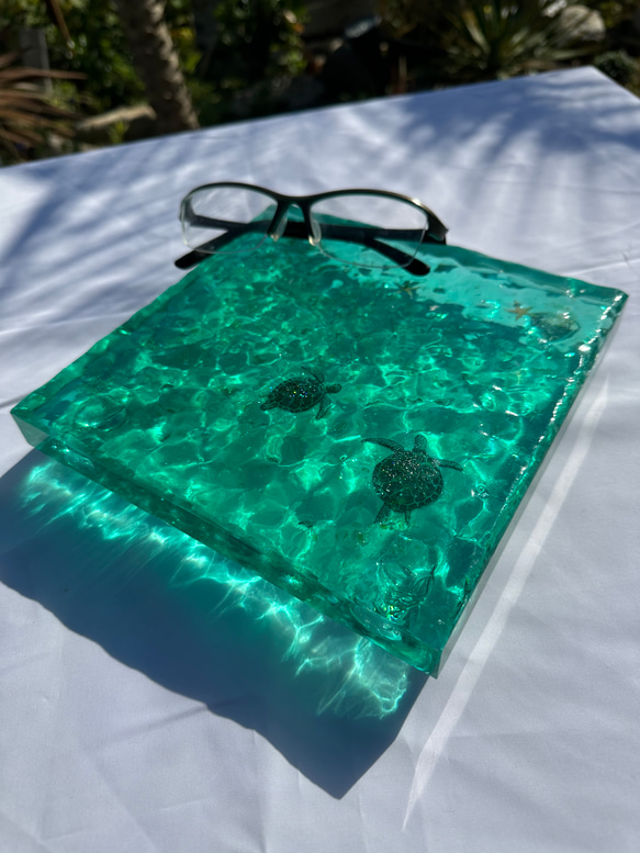 新作！インテリアアートトレイ　水紋のエメラルドグリーンの海とカメ　15×15cm 2枚目の画像