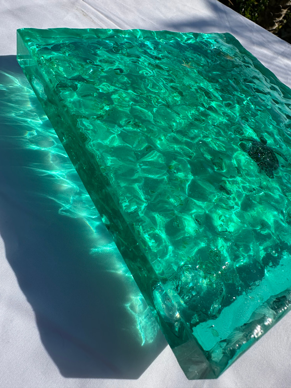 新作！インテリアアートトレイ　水紋のエメラルドグリーンの海とカメ　15×15cm 10枚目の画像