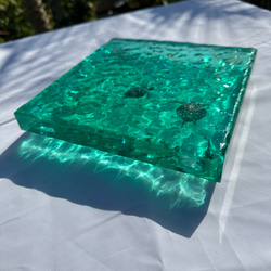 新作！インテリアアートトレイ　水紋のエメラルドグリーンの海とカメ　15×15cm 3枚目の画像