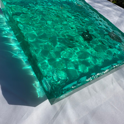 新作！インテリアアートトレイ　水紋のエメラルドグリーンの海とカメ　15×15cm 5枚目の画像