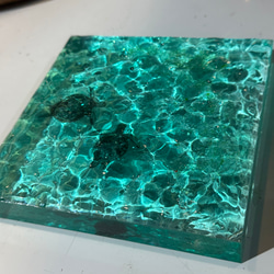 新作！インテリアアートトレイ　水紋のエメラルドグリーンの海とカメ　15×15cm 8枚目の画像