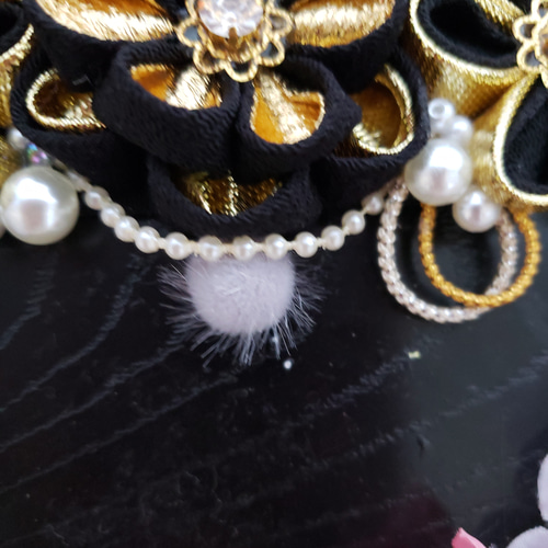 つまみ細工帯留め帯飾り黒金パールファー