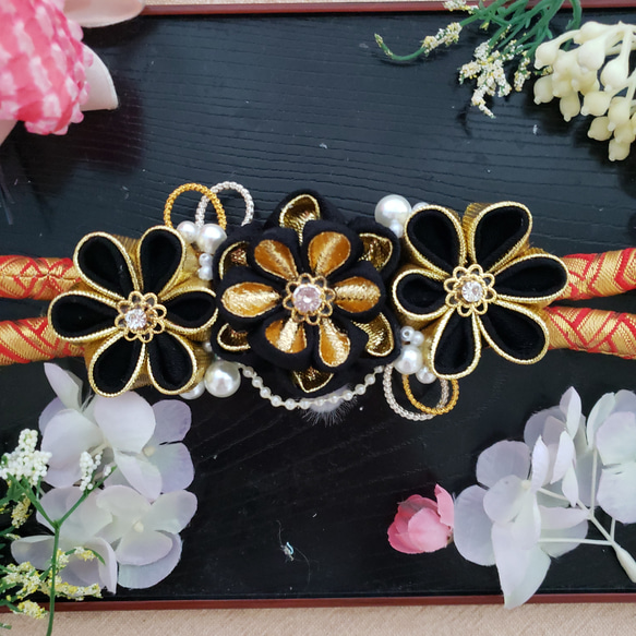 つまみ細工帯留め　帯飾り　黒　金　パール　ファー つまみ細工帯留め帯飾り黒金パールファー