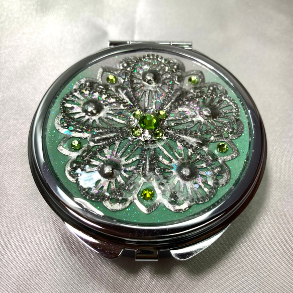 透かしパーツの鏡付きケースCROSS flower lime green 2枚目の画像