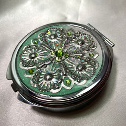 透かしパーツの鏡付きケースCROSS flower lime green 3枚目の画像