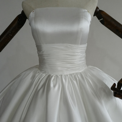 ウエディングドレス 豪華なバックリボントレーン フリルたっぷり  