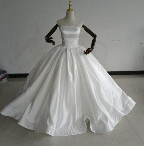 ウエディングドレス 豪華なバックリボントレーン フリルたっぷり  