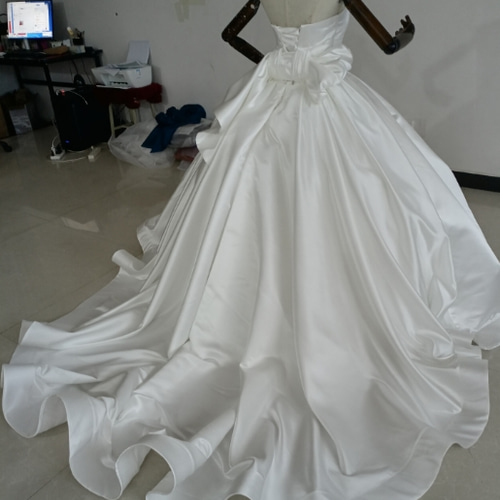 ウエディングドレス 豪華なバックリボントレーン フリルたっぷり  